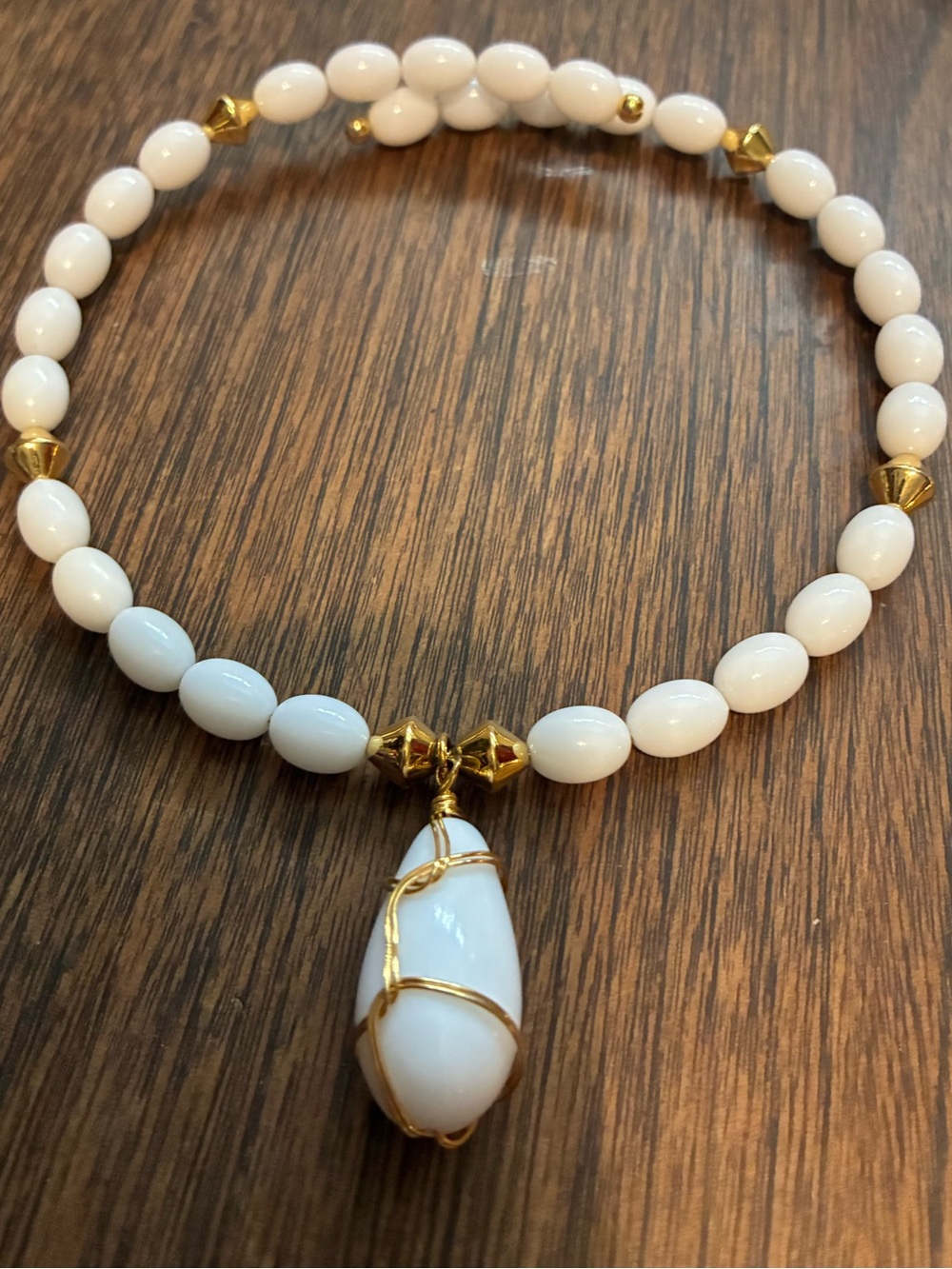 Pretty White Beaded Choker with Gold Tone.
Vintage